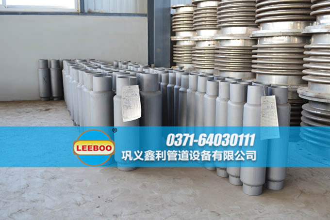 鑫利<a href=http://www.tjhrq.com target=_blank class=infotextkey>補(bǔ)償器</a>車間一角