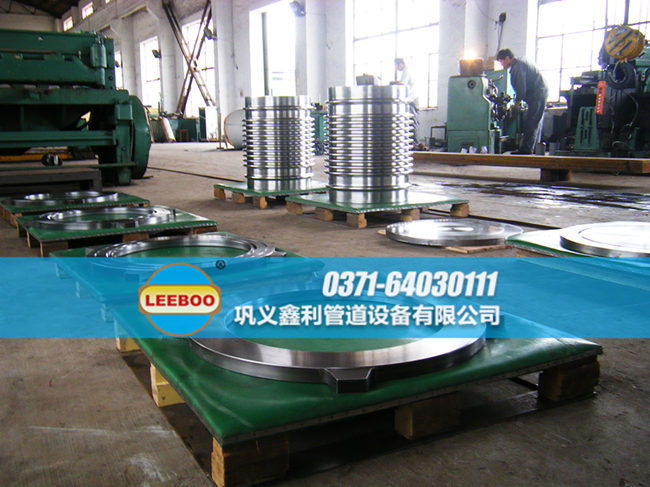 鑫利<a href=http://www.tjhrq.com target=_blank class=infotextkey>補(bǔ)償器</a>組裝車間