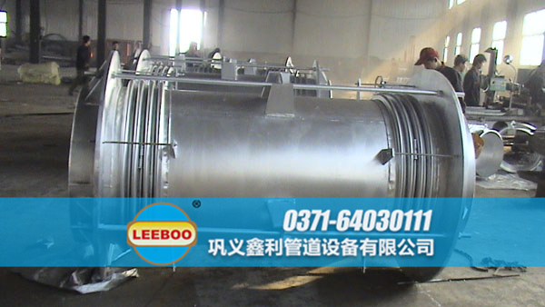 大拉桿<a href=http://www.tjhrq.com target=_blank class=infotextkey>補(bǔ)償器</a>現(xiàn)場(chǎng)圖